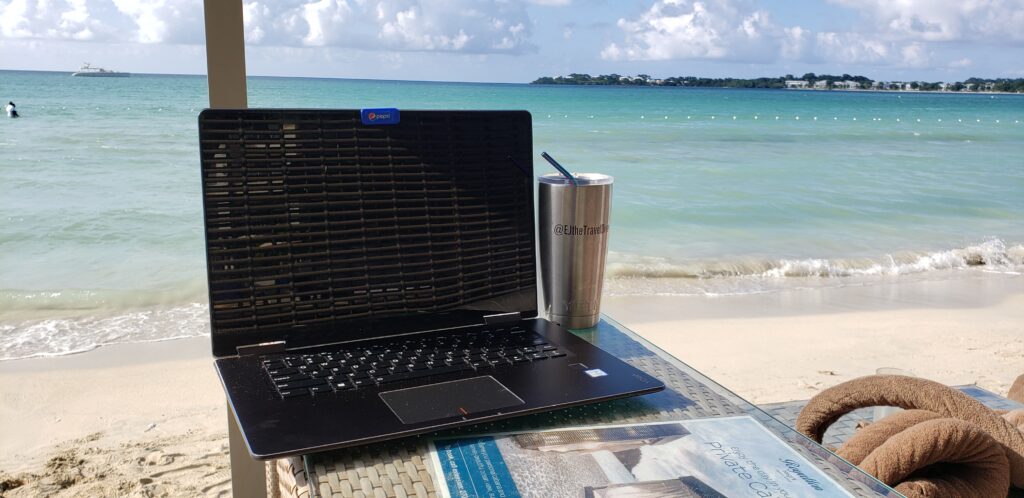 how to travel while working full-time